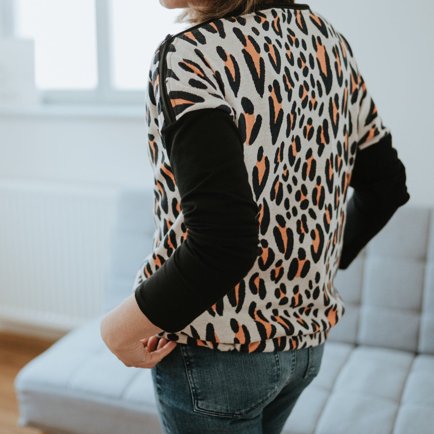 Pulli für Frauen mit Reißverschluss-Ausschnitt leoprint/schwarz