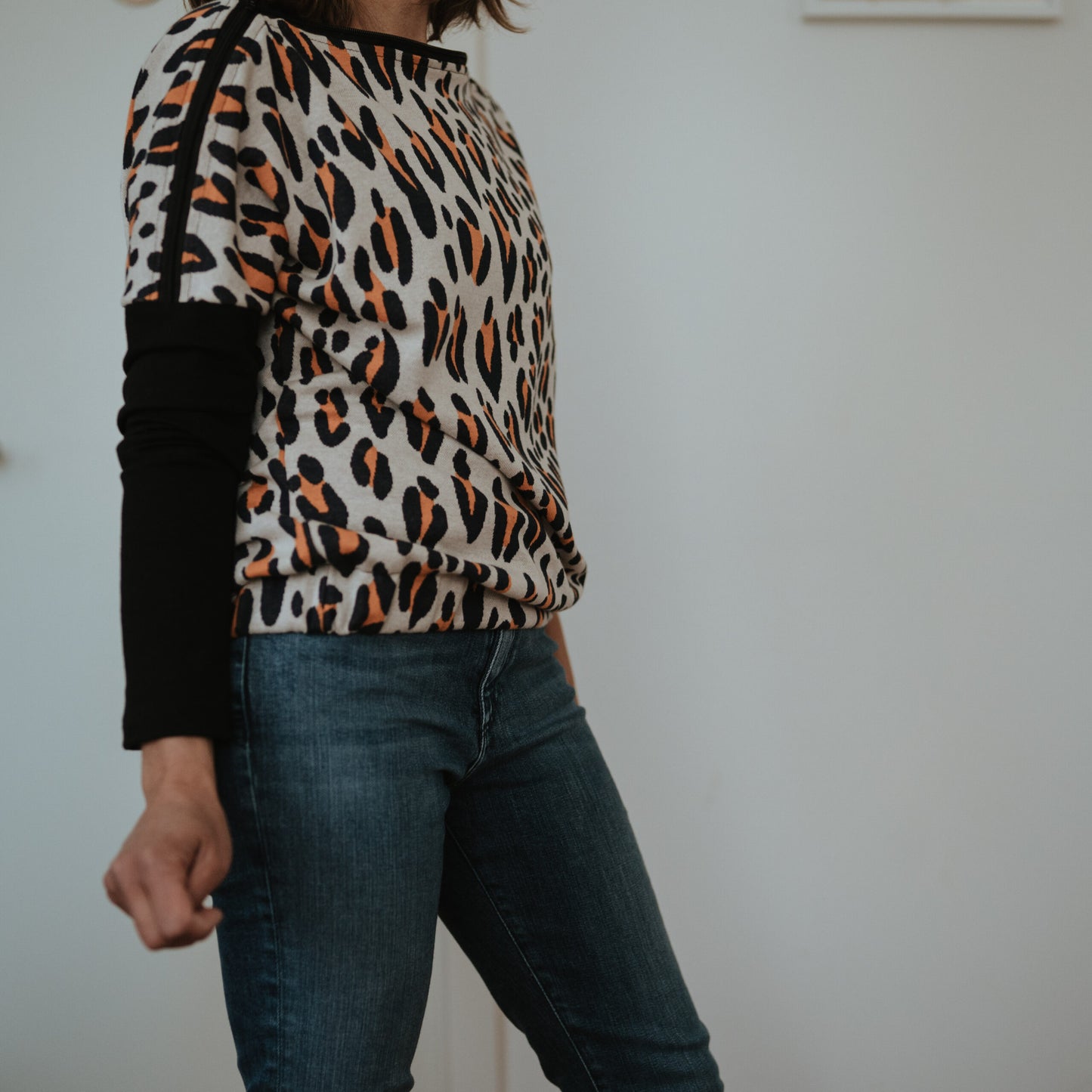 Pulli für Frauen mit Reißverschluss-Ausschnitt leoprint/schwarz