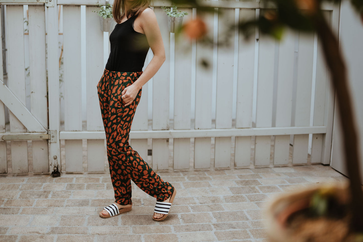 Leichte Sommerhose, mit Gummibund aus Viskose (EcoVero™) Leoprint grün/orange
