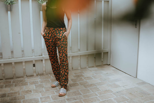 Leichte Sommerhose, mit Gummibund aus Viskose (EcoVero™) Leoprint grün/orange
