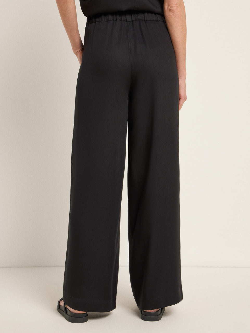 HOSE MIT WEITEM BEIN aus Tencel™ Lyocell - verschiedene Farben