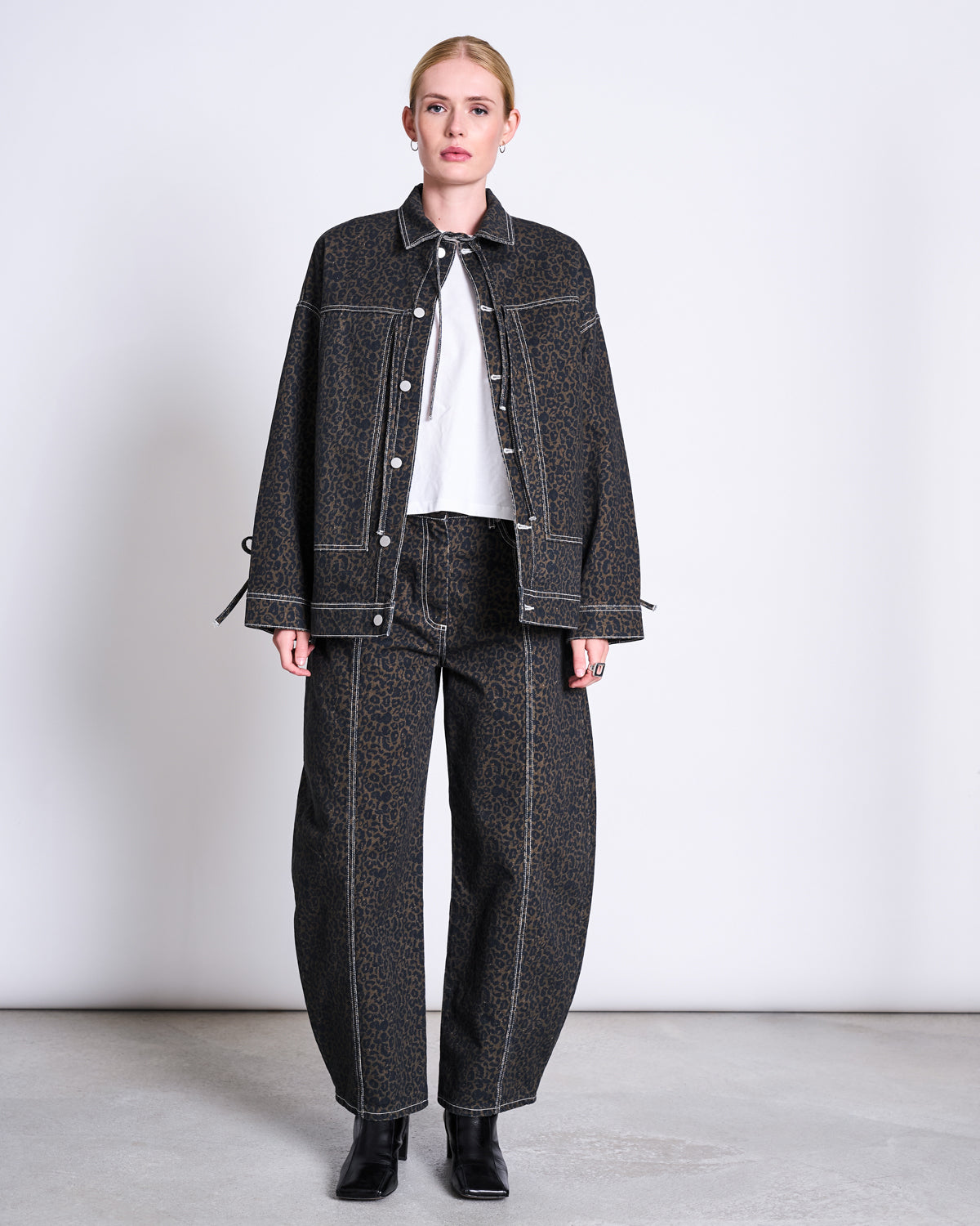 BARREL LEG DENIM JEANS FAYA - dark leo print