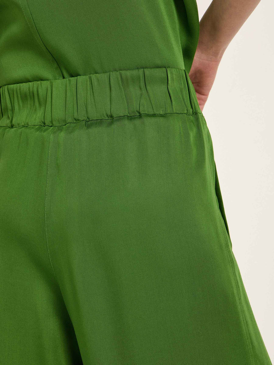 HOSE MIT WEITEM BEIN aus Tencel™ Lyocell - verschiedene Farben
