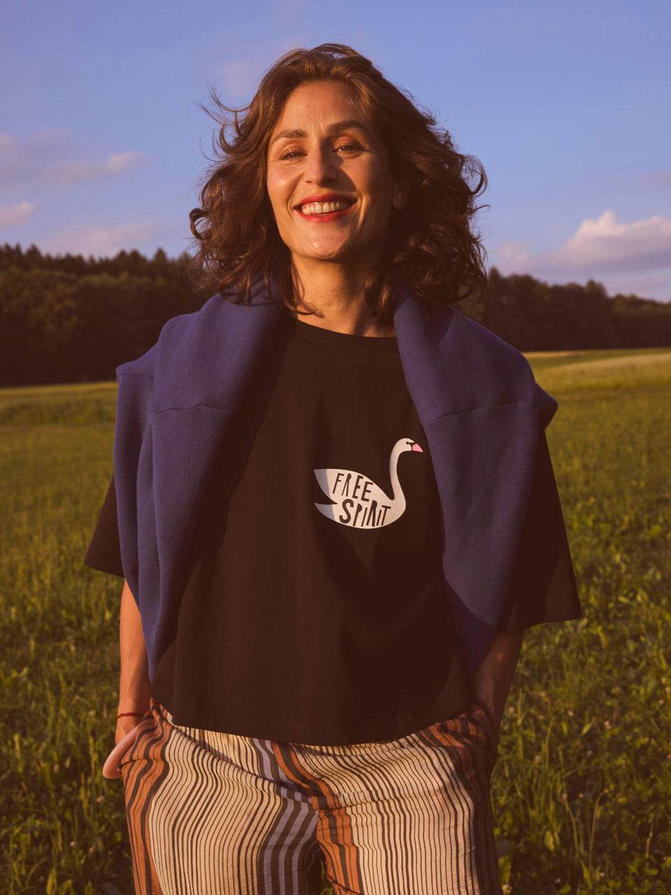 Oversized Statementshirt (GOTS) - Schwan, free spirit, black - {LANIUSxTCC}