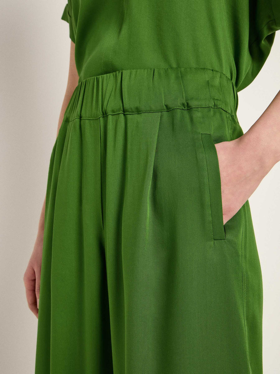 HOSE MIT WEITEM BEIN aus Tencel™ Lyocell - verschiedene Farben