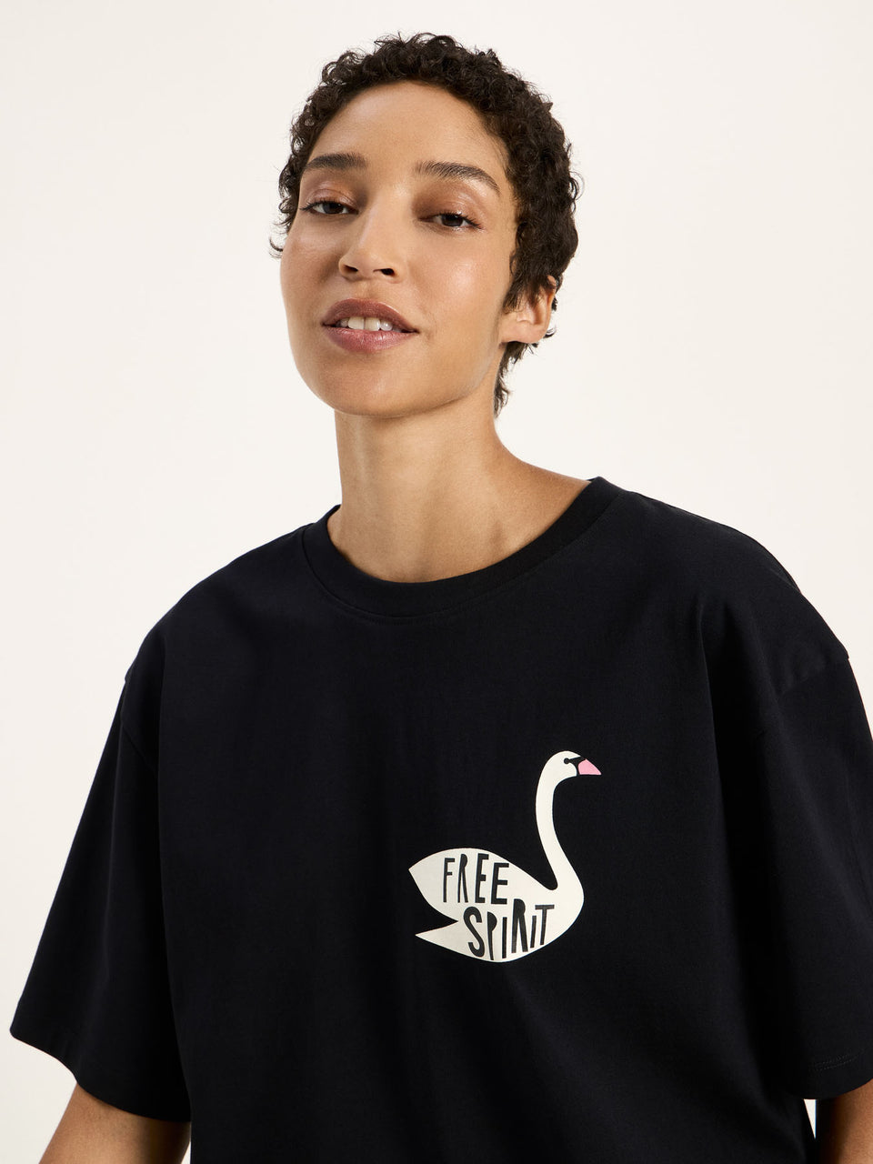 Oversized Statementshirt (GOTS) - Schwan, free spirit, black - {LANIUSxTCC}