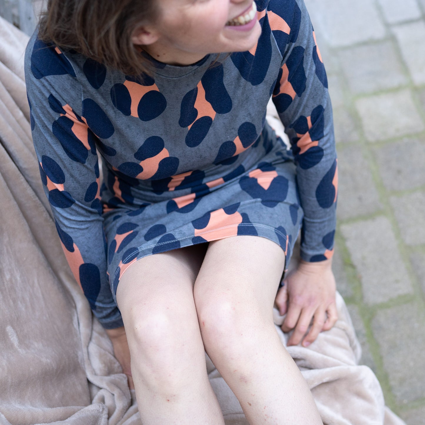 Stehkragenkleid für Frauen - Leoprint grau orange