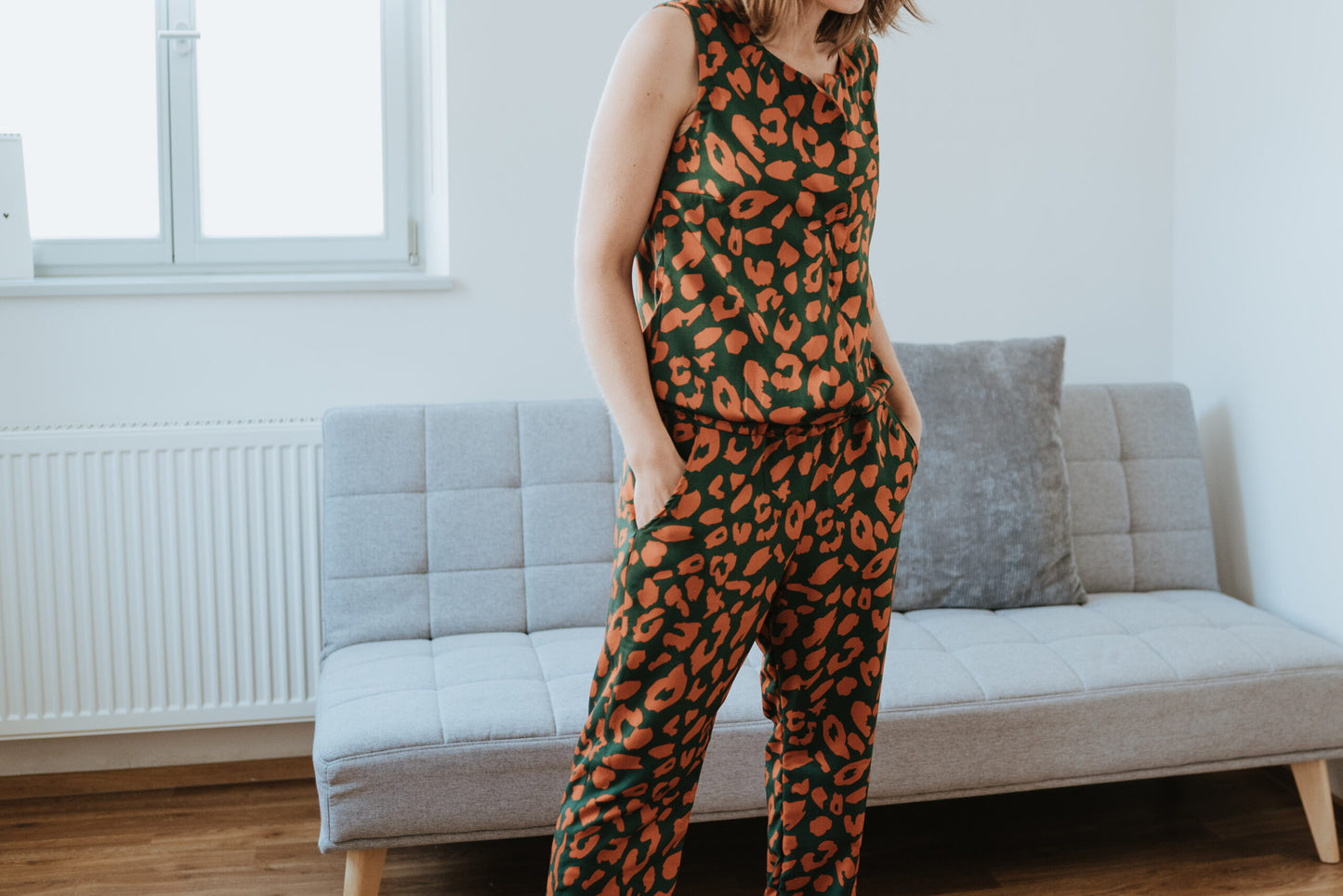 Jumpsuit aus Viskose (EcoVero™) Leoprint grün/orange