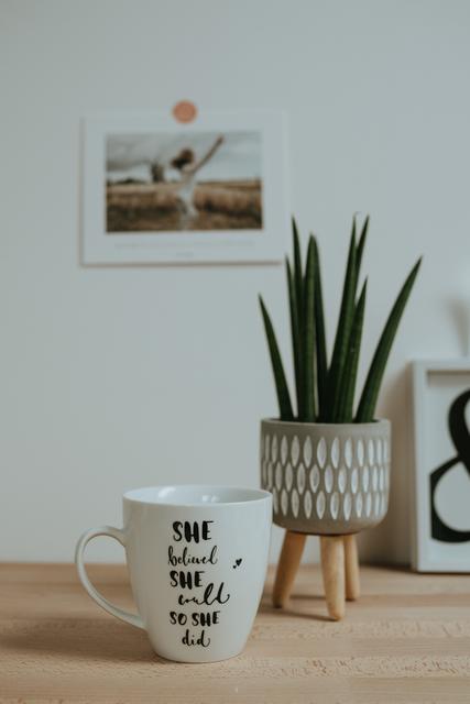 'She believed she could...' Lettering Tasse, Teebecher